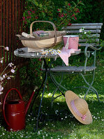 Tisch und Stuhl im Garten neben Weigelia 'Bristol Ruby' (Weigelie)