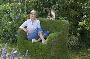 Grass sofa made of welded mesh and hare wire