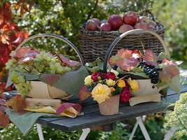 Tisch mit Trauben und Äpfel in Körben