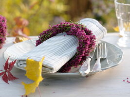 Small wreaths of Erica gracilis (pottery) as napkin rings