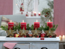 Quick advent wreath with clay pots: red candles in clay pots