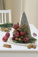 Arrangement of apples, nuts, cinnamon sticks and Nobilistanne (1/2)