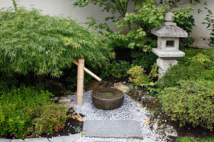 Asiatischer Garten mit Steinlaterne und Wasserspiel