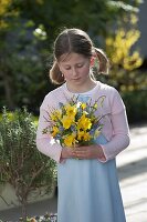 Girl with bouquet of Narcissus (daffodils, daffodils), Muscari