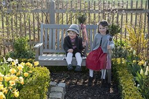 Kinder mit Palmbuschen im Bauerngarten