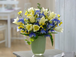 Blau - gelber Frühlingsstrauß : Aquilegia (Akelei), Tulipa