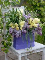 Duftender Strauß aus Syringa (Flieder), Tulipa (Tulpen) und Gräsern