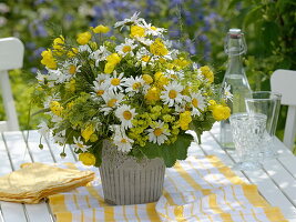 Gelb-weißer Frühsommerstrauß mit Margeriten 3/3