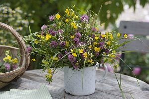 Junge Frau bindet Strauß aus Wiesenblumen (2/2)