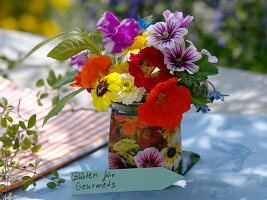 Kleiner Strauß aus Blumen mit eßbaren Blüten