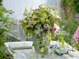 Weiß-rosa Strauß mit Rosen, Gehölzblüten und Kräutern