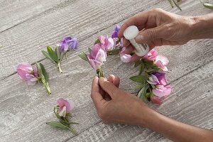 Bind wreath of scented peaces