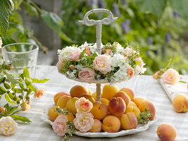 Etagere with wreath of pink (rose), hydrangea (hydrangea)