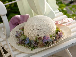 Kranz aus Hydrangea (Hortensie), Thymian (Thymus) und Limonium