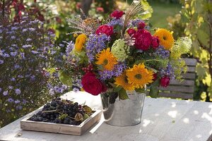 Strauß mit Helianthus (Sonnenblumen), Rosa 'Red Leonardo da Vinci'