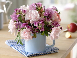 Rosa 'New Dawn' (Rose), Anthirrhinum (Löwenmäulchen), Malva (Malven)