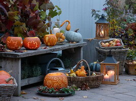 Herbst-Terrasse mit Kürbisdeko