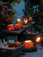 Herbst-Terrasse mit Kürbisdeko