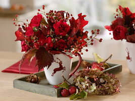 Red autumn bouquet: Rosa (rose, rose hips), Quercus leaves