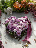 Grabgesteck in Herzform aus Chrysanthemum (Herbstchrysanthemen)