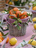 Tischdeko mit Zitrus-Früchten und Oliven