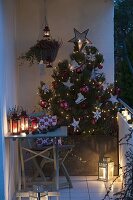 Weihnachtlich geschmückte Pinus (Kiefer)