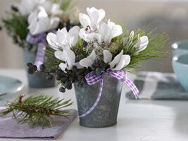 Sträuße aus Cyclamen (Alpenveilchen), Pinus (Kiefer), schwarzen Datteln