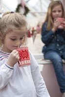 Mädchen mit Weihnachtstasse