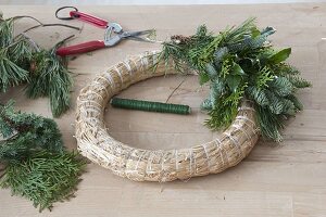 Gemischter Adventskranz mit roten Kerzen (2/10)