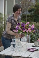 Frau mit Frühlingsstrauß aus Tulpen und Gehölz-Zweigen