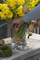 Natural Easter bouquet with undyed eggs and eggshells as decoration (2/3)