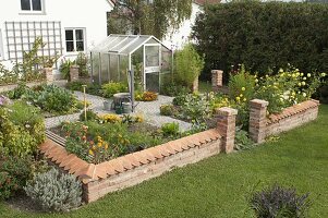 Kleiner Bauerngarten mit Mauer und Gewächshaus