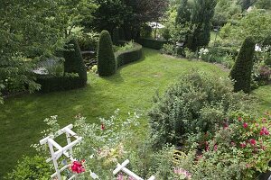 Blick von oben in formal angelegten Garten mit Taxus (Eiben)