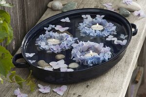 Small wreaths made of hydrangea (hydrangea) and swimming flowers