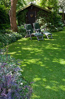 Liegen im Schatten unter großem Baum, Gartenhaus, Beete mit Schattenstauden