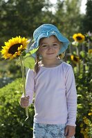 Mädchen mit Helianthus annuus (Sonnenblumen)