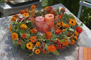 Orange-roter Kranz mit Zinnia (Zinnien), Clematis-Ranken, Sorbus