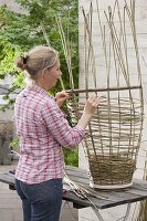 Make your own wicker basket for climbing plants (9/17)