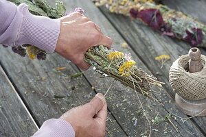 Räucherkolben aus gesammelten und getrockneten Kräutern herstellen