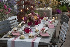 Herbstliche Rosen-Tischdeko auf der Terrasse