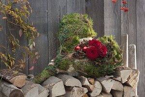 Vor-weihnachtlich Herz aus Moos, mit Rosa (Rosen), Hypericum (Johanniskraut)
