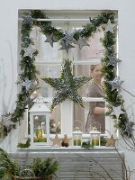 Weihnachtliche Fensterdeko mit Blick ins Zimmer
