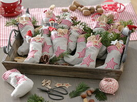 Adventskalender aus gefüllten Stoff-Söckchen auf Holz-Tablett