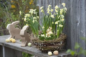 Selbstgemachter Weidenkorb mit Kätzchenweide, Weide und Gras (7/7)