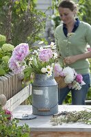 Zink-Kanne mit Paeonia (Pfingstrosen), Leucanthemum vulgare