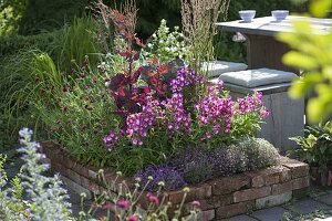 Terrassenbeet mit Einfassung aus Klinker