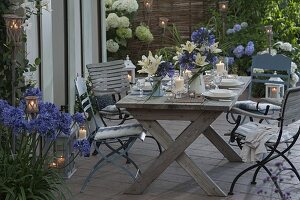 Blue and white table decoration with decorative lilies and lilies