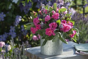 Strauss aus Rosa (Rosen), Lavendel (Lavandula) und Salbei (Salvia)