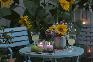 Abendliche Sommer-Terrasse mit Helianthus (Sonnenblumen)