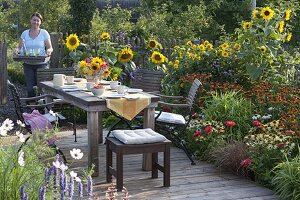 Kaffeetisch auf Holzterrasse im Bauerngarten